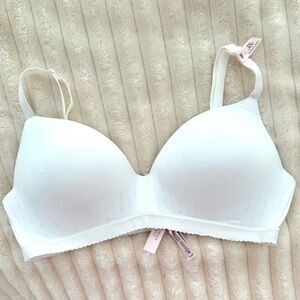 NWT Victoria’s Secret White Wireless Bra